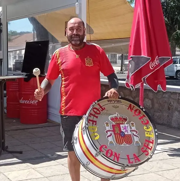 Curro posa con la camiseta de la Selecci&oacute;n Espa&ntilde;ola junto a su bombo, en una imagen que refleja su pasi&oacute;n por el f&uacute;tbol y el ambiente de la afici&oacute;n. Una escena que transmite identidad, orgullo y conexi&oacute;n con el deporte nacional.
