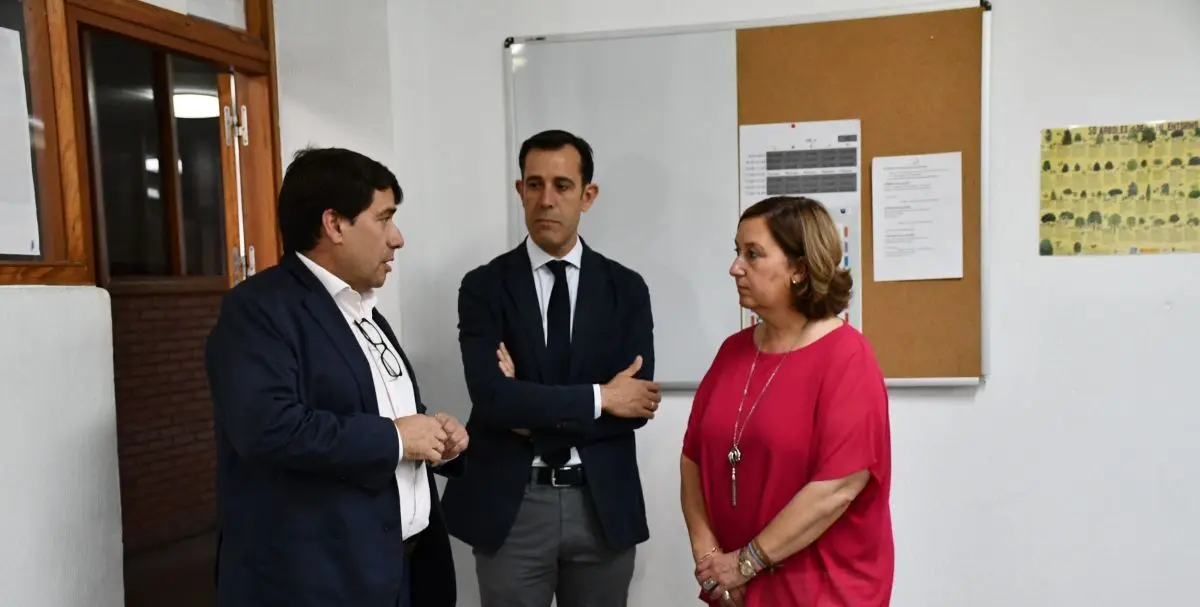 La-presidenta-de-la-diputacion-con-los-responsables-de-efa-oretana