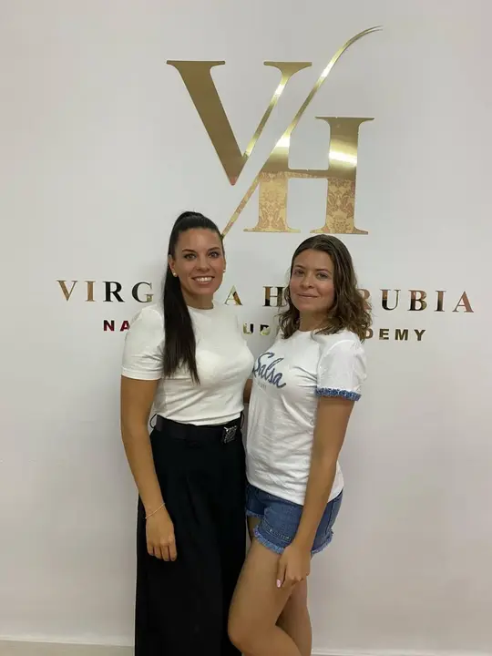 Virginia Honrubia y Sara Molero en Virginia Honrubia Nails&nbsp;&amp; Studio Academy, un espacio dedicado al cuidado de las u&ntilde;as, la belleza y la excelencia profesional.