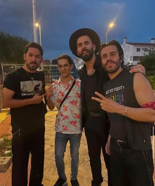 Felipe Capit&aacute;n Romero posa junto a los m&uacute;sicos del grupo Silo&eacute; durante un encuentro que supone un impulso para el joven artista del Pol&iacute;gono, decidido a seguir creciendo y abri&eacute;ndose camino en el mundo de la m&uacute;sica.