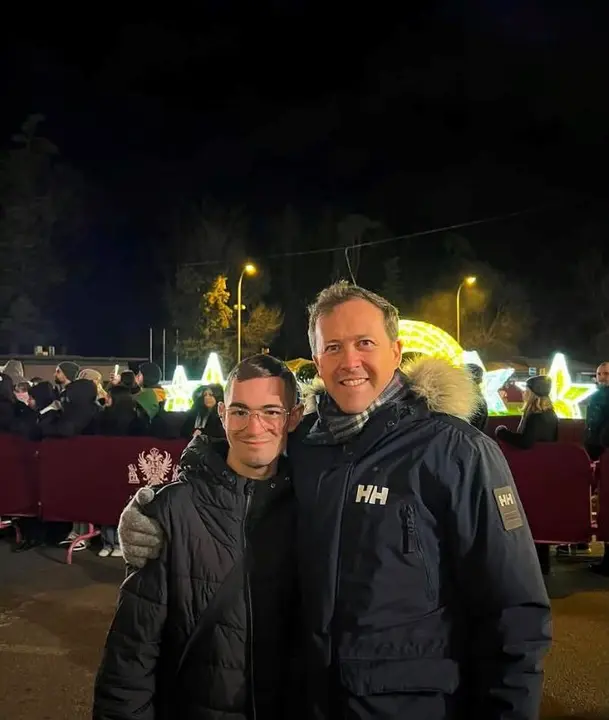 Felipe Capit&aacute;n Romero posa junto al alcalde de Toledo, Carlos Vel&aacute;zquez Romo, durante un encuentro que refleja el recorrido del joven artista del Pol&iacute;gono y su determinaci&oacute;n por abrirse camino en el panorama musical con esfuerzo y perseverancia.