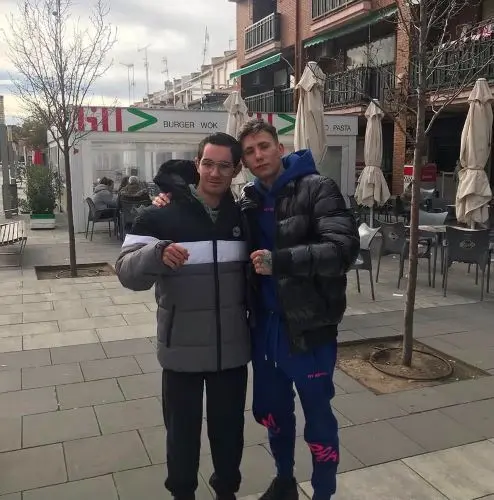 Felipe Capit&aacute;n Romero posa junto al m&uacute;sico e influencer El Nano durante un encuentro entre dos artistas del barrio del Pol&iacute;gono de Toledo unidos por su pasi&oacute;n por la m&uacute;sica y la creaci&oacute;n de contenidos.