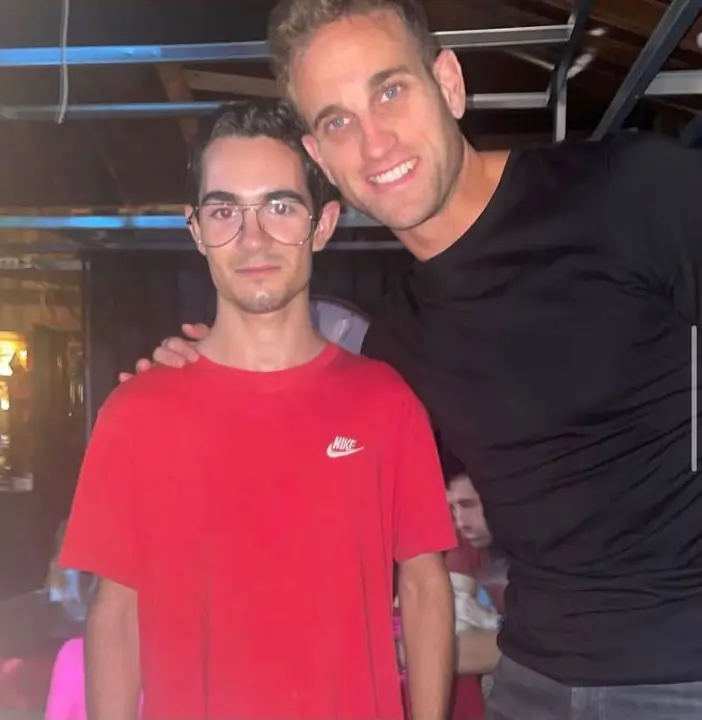 Capirote CPT Music posa junto al &aacute;rbitro internacional toledano Javier Alberola Rojas durante un encuentro que simboliza el reconocimiento y el apoyo al talento emergente del joven artista del Pol&iacute;gono en su camino dentro del mundo de la m&uacute;sica.