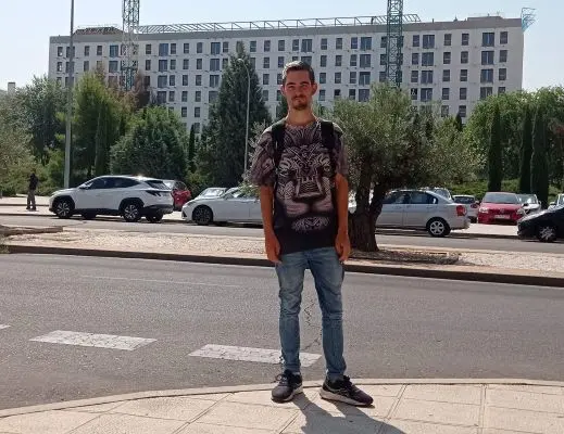 Capirote CPT Music, nombre art&iacute;stico de Felipe Capit&aacute;n Romero, posa en una calle del Pol&iacute;gono de Toledo. El joven artista del Pol&iacute;gono contin&uacute;a trabajando para abrirse camino en la m&uacute;sica con letras inspiradas en sus vivencias y su af&aacute;n de superaci&oacute;n.