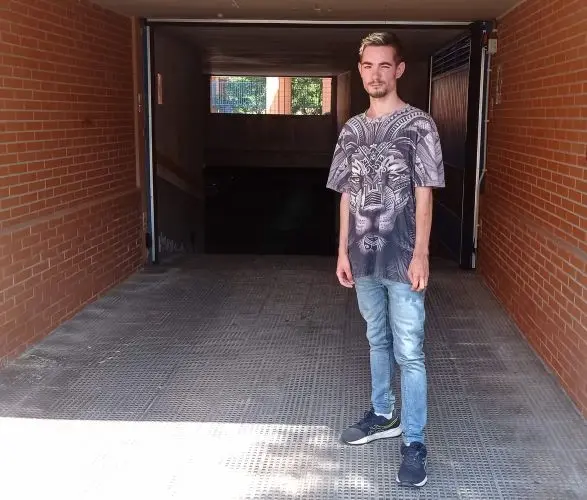 Capirote CPT Music, nombre art&iacute;stico de Felipe Capit&aacute;n Romero, posa en el barrio del Pol&iacute;gono de Toledo. El joven artista utiliza el rap para expresar sus vivencias y seguir luchando por hacerse un hueco en el mundo de la m&uacute;sica.