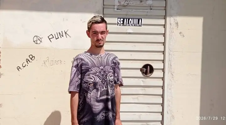 Capirote CPT Music, nombre art&iacute;stico de Felipe Capit&aacute;n Romero, posa ante un local del barrio del Pol&iacute;gono de Toledo. El joven rapero convierte sus vivencias y su lucha diaria en letras cargadas de autenticidad, superaci&oacute;n y esperanza.