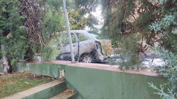 Coche incendiado en Vía Tarpeya
