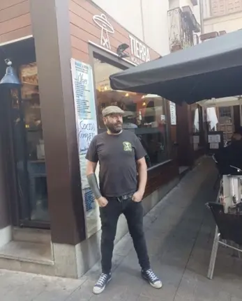 Imagen de Curro con el Bar Nuevo Tierra de fondo en Toledo, captada en un entorno urbano. La fotograf&iacute;a refleja la presencia del establecimiento dentro de la vida diaria de la ciudad y el ambiente de sus calles.