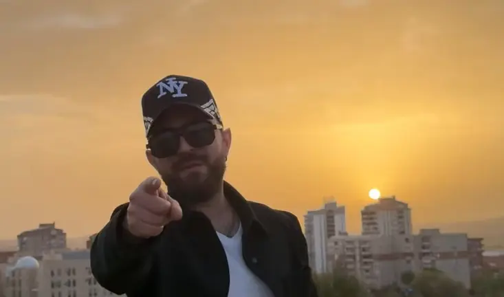 Basi Piculabe, cantante de flamenco pop urbano del Pol&iacute;gono de Toledo, en una fotograf&iacute;a al atardecer que refleja su estilo, personalidad y sus ra&iacute;ces poligoneras.