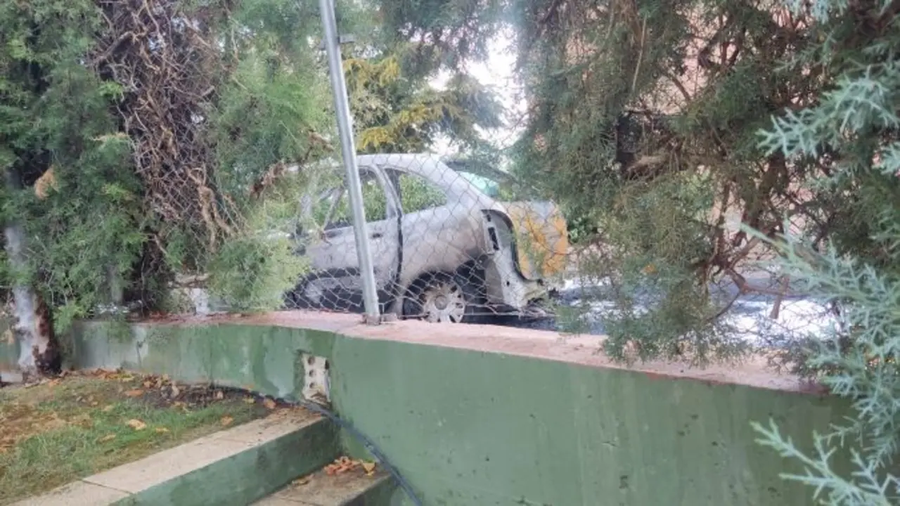Coche incendiado en Vía Tarpeya