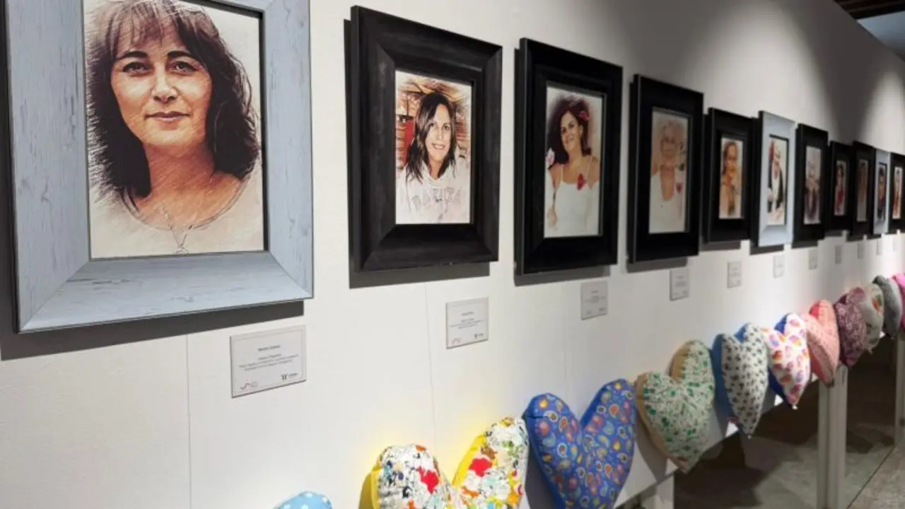 inaugurada en San Clemente la exposicion solidaria corazones con alma