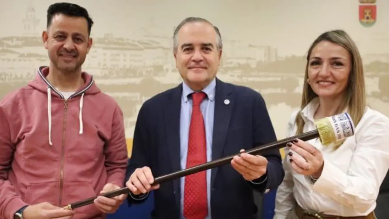 El-alcalde-de-Talavera-Jose-Julian-Gregorio-presenta-el-baston-de-Mondas-2026-Maipi-Guerrero-Alberto-Acosta-RP-1536x1024