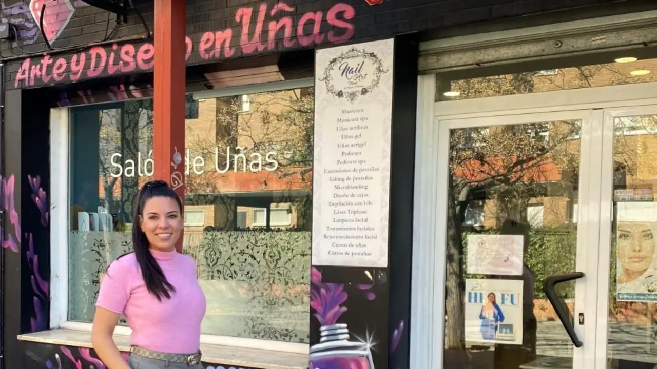 Virginia Honrubia frente a su sal&oacute;n de u&ntilde;as