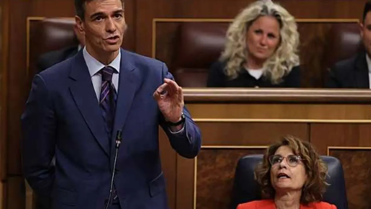 <p>El presidente del Gobierno, Pedro S&aacute;nchez, compareci&oacute; en el Congreso para abordar la crisis internacional derivada del conflicto con Ir&aacute;n. Durante su intervenci&oacute;n, defendi&oacute; la postura de Espa&ntilde;a contraria a la implicaci&oacute;n militar y anunci&oacute; un paquete de medidas econ&oacute;micas destinado a mitigar el impacto de la situaci&oacute;n en hogares y empresas. La comparecencia gener&oacute; un intenso debate pol&iacute;tico, reflejando la preocupaci&oacute;n por las consecuencias econ&oacute;micas y geopol&iacute;ticas del conflicto.</p>
