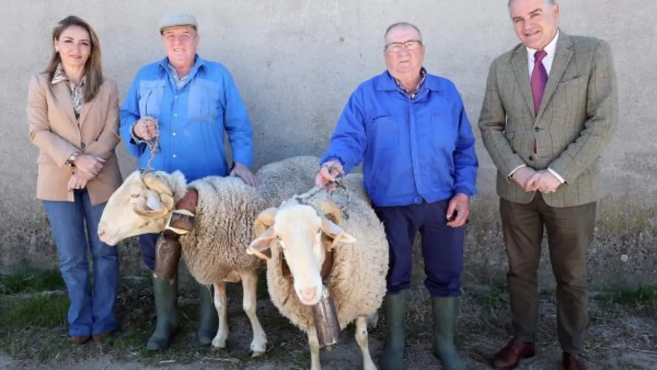 El-alcalde-Jose-Julian-Gregorio-concejala-de-Festejos-Maipi-Guerrero-carneros-de-Gamonal-Ayuntamiento-de-Talavera-scaled