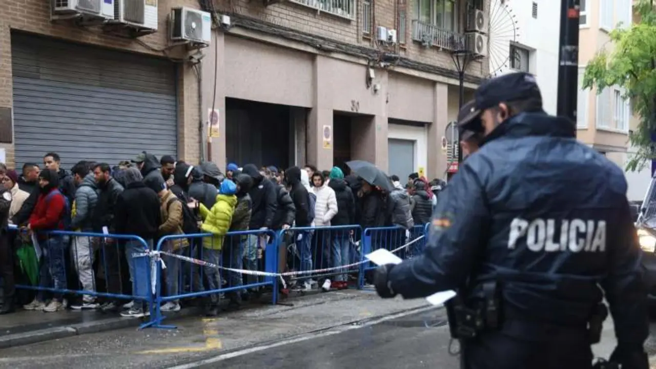 Colas de inmigrantes