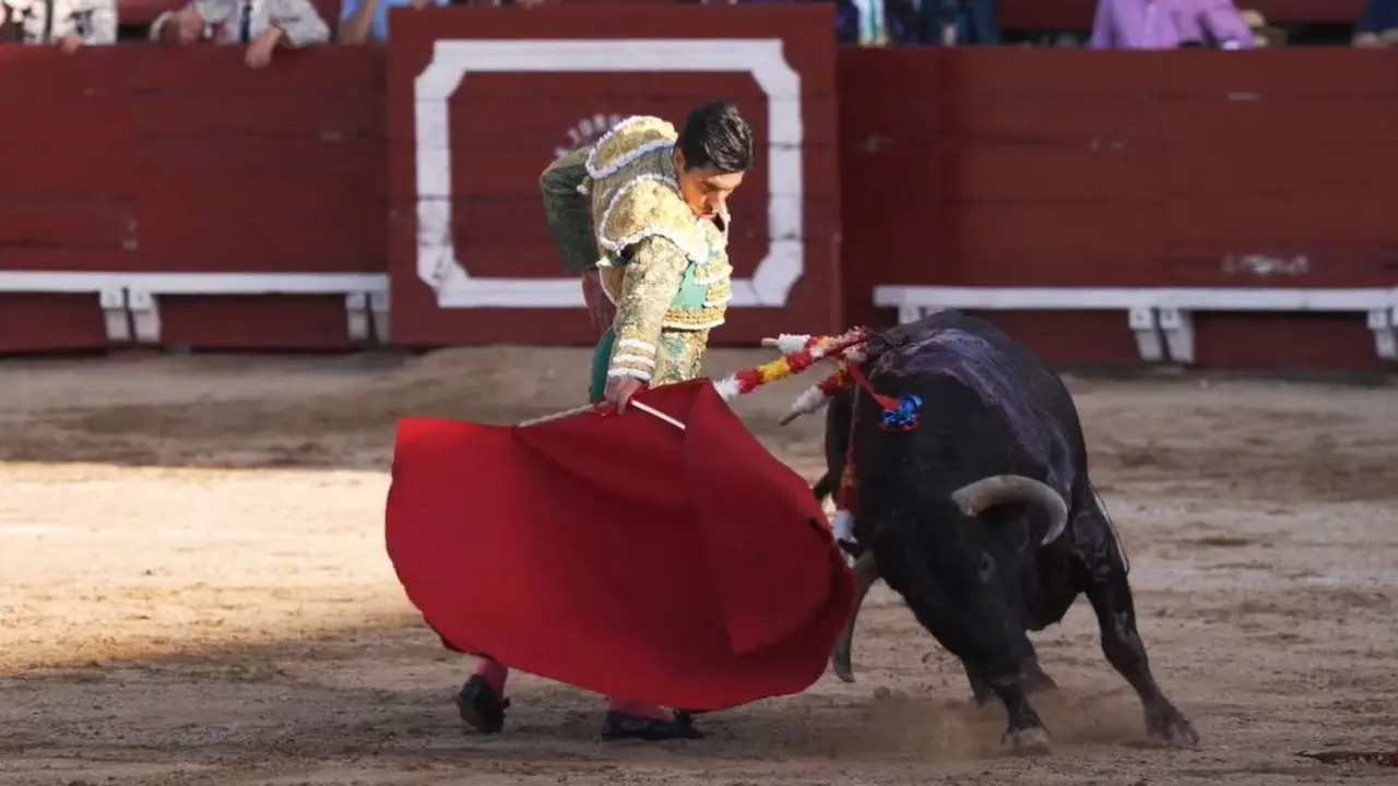 &Aacute;lvaro Lorenzo, matador de toros nacido en Toledo, realiza un pase con muleta durante la corrida de toros del Corpus Christi de Toledo 2026. La imagen captura un momento de gran intensidad y precisi&oacute;n en el ruedo, destacando la elegancia, el valor y la tradici&oacute;n de la tauromaquia espa&ntilde;ola.