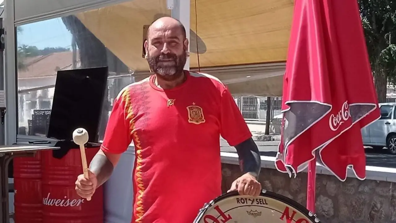 Curro anima a la Selecci&oacute;n Espa&ntilde;ola con su ic&oacute;nica camiseta y su potente bombo, marcando el ritmo en cada partido. Un s&iacute;mbolo de pasi&oacute;n, energ&iacute;a y apoyo incondicional desde la grada, que contagia a la afici&oacute;n y convierte cada encuentro en una aut&eacute;ntica fiesta del f&uacute;tbol.