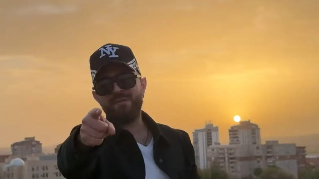 Basi Piculabe, cantante de flamenco pop urbano del Pol&iacute;gono de Toledo, en una fotograf&iacute;a al atardecer que refleja su estilo, personalidad y sus ra&iacute;ces poligoneras.