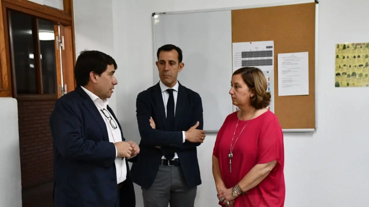 La-presidenta-de-la-diputacion-con-los-responsables-de-efa-oretana