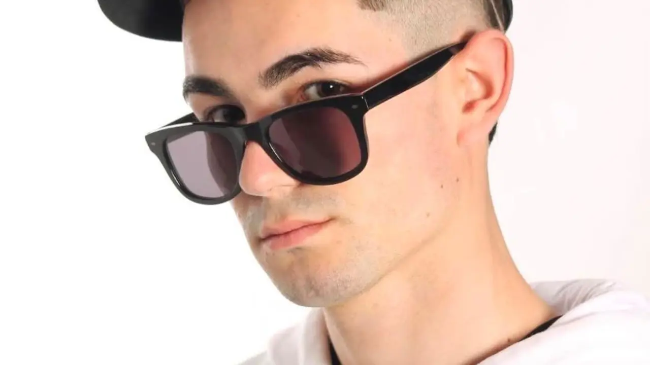 Capirote CPT Music, nombre art&iacute;stico de Felipe Capit&aacute;n Romero, posa con gorra y gafas mirando fijamente a la c&aacute;mara en una imagen que refleja la personalidad y determinaci&oacute;n del joven rapero del Pol&iacute;gono.