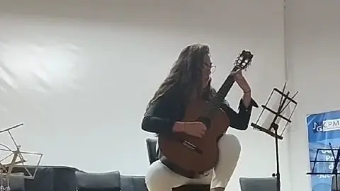 Malva con su amada guitarra