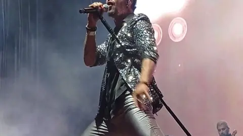 Gabriel. cantante de Shinova en una actuación estelar