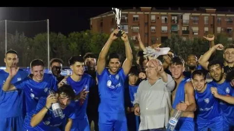 Los chicos del Benque alzando el trofeo de vencedores del IV trofeo de verano 1