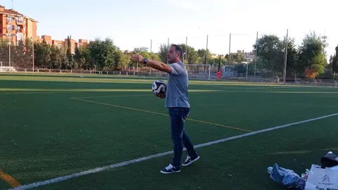 Jorge Vega dando indicaciones a sus jugadores