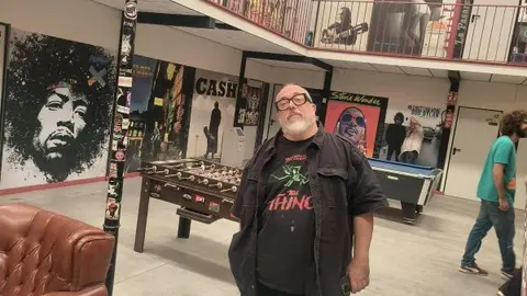 Alex de la Iglesia en los locales "La Pasarela"