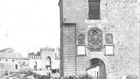 Puente de San Martín y al fondo la despararecia puerta homónima