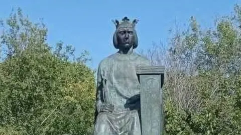 Estatua Alfonxo X. Parque de las tres culturas. Portada 4