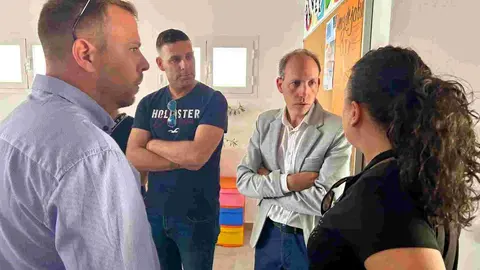 Daniel Arias en un centro de informacion juvenil