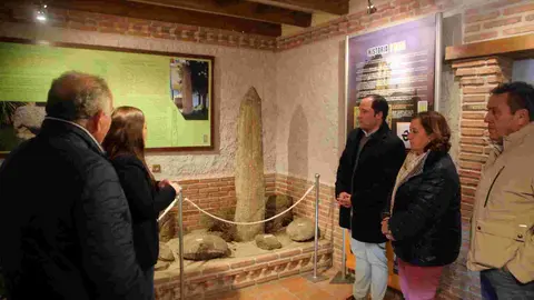 Cedillo en su visita a Castillo de Bayuela