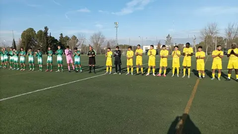 Los equipos saludan antes del partido