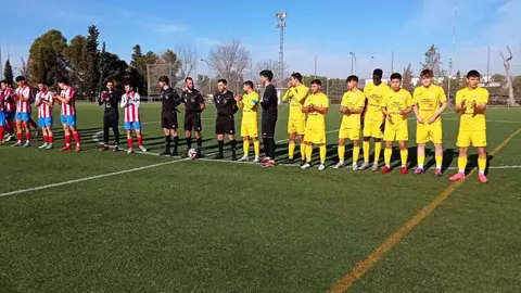 Los jugadores saludan a la afición antes de comenzar el partido