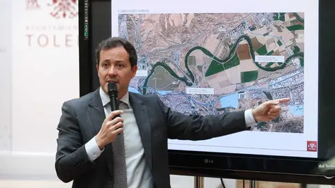 Carlos Velazquez presentando el trayecto del AVE