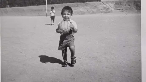 Un niño correteando por los campos de futbol desparecidos de los campos de San Gregorio. Se pueden obervar los baños en la parte alta. 1976