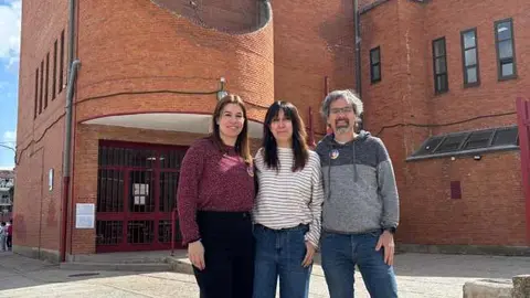 Sonia Morales Barberá (secretaría), Luis González Parra (director), Chus Balboa García-Calvo (jefatura) (izq-dhc)