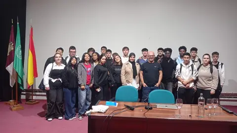 Edgar junto a los alumnos que quisieron inmortalizar el momento.