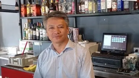 Pepe dentro de la barra de Bola 10 portada