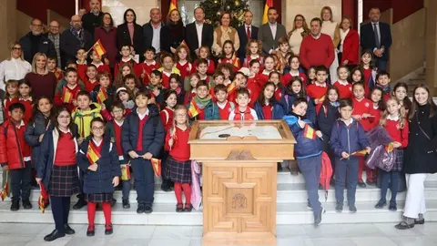 grupo de ni&ntilde;os-as en la celebraci&oacute;n del d&iacute;a de la Constituci&oacute;n