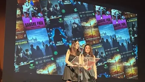 Alumnas presentando el acto del Festival UNICCAAS en el IES Universidad Laboral de Toledo