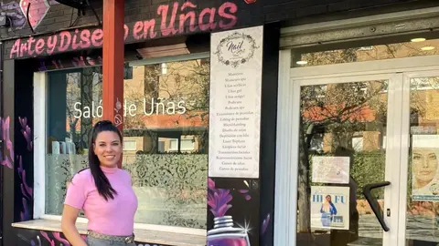 Virginia Honrubia frente a su sal&oacute;n de u&ntilde;as