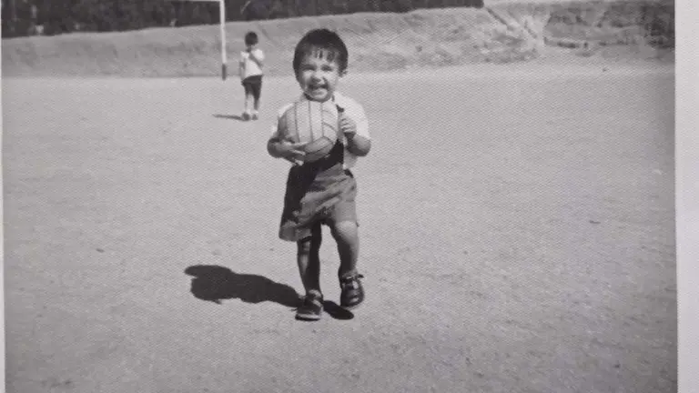Un niño correteando por los campos de futbol desparecidos de los campos de San Gregorio. Se pueden obervar los baños en la parte alta. 1976