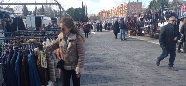 Variedad de puestos en la zona del Mercadillo de El Polígono