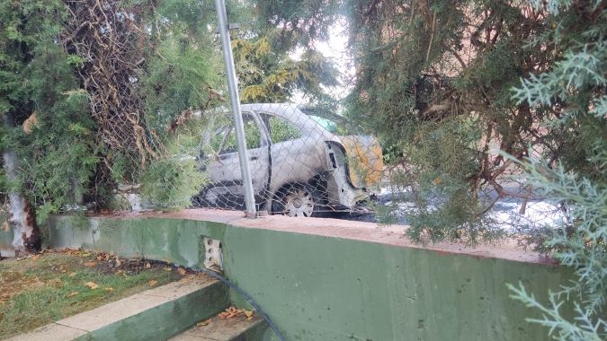 Coche incendiado en Vía Tarpeya