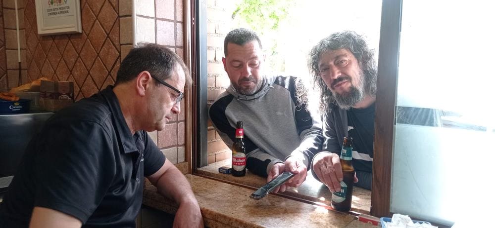 Rober con algunos de sus clientes