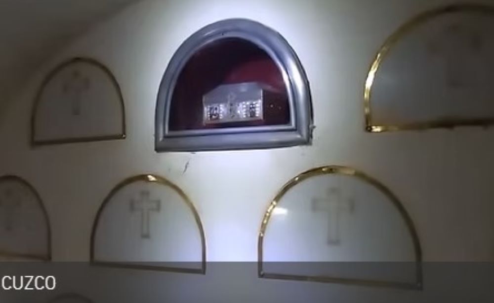 Urna en la que se conservan las cenizas de parte de los restos mortales del Inca Garcilaso de la Vega, en la cripta de la Iglesia del Triunfo