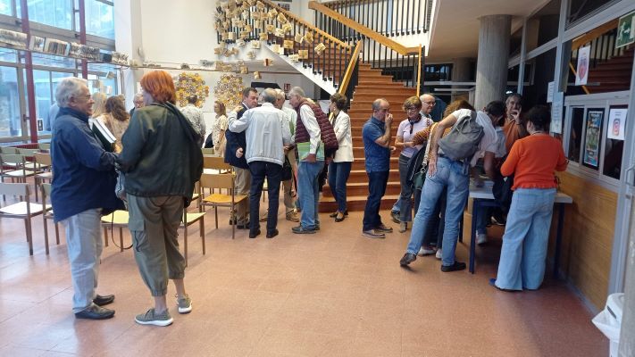 Charla de los asistentes a la finalización de la presentación